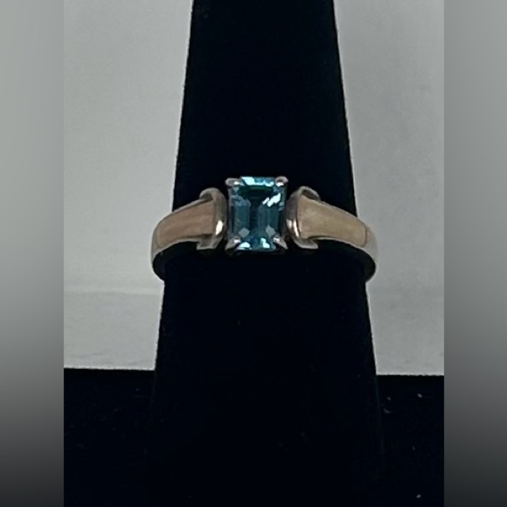 VTG AVON Sterling Silver Blue Topaz Stone w/ cream color accents Ring (Size 9)